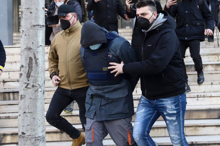 Στον εισαγγελέα οδηγείται ο 23χρονος που συνελήφθη για την δολοφονία του 19χρονου Άλκη, στην περιοχή Χαριλάου της Θεσσαλονίκης, Πέμπτη 3 Φεβρουαρίου 2022. (ΜΟΤΙΟΝΤΕΑΜ)