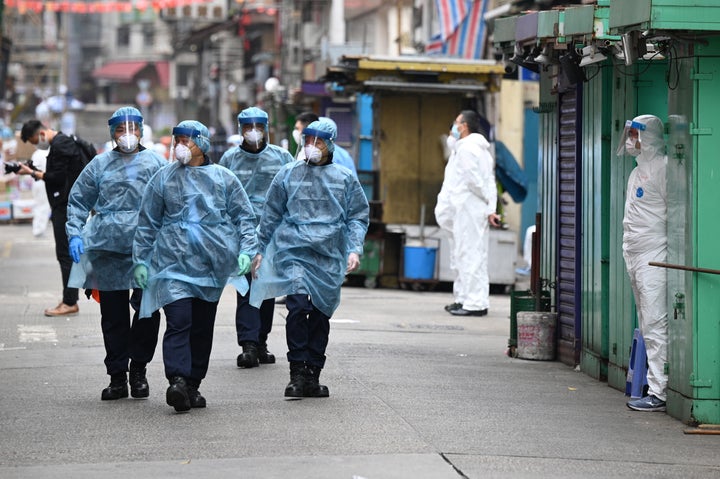 La Policía patrulla las calles de Hong Kong durante un período de confinamiento, el 24 de enero de 2021.