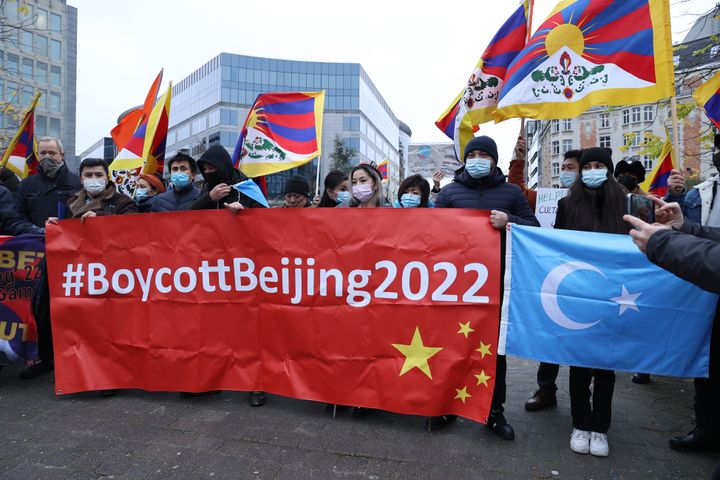 Θιβετιανοί, Ουιγούροι και ακτιβιστές ανθρωπίνων δικαιωμάτων διαμαρτύρονται με πανό που καλούν για μποϊοτάζ στους Χειμερινούς Ολυμπιακούς Αγώνες του Πεκίνου 2022 στην ευρωπαϊκή συνοικία στις Βρυξέλλες, Βέλγιο στις 04 Ιανουαρίου 2022