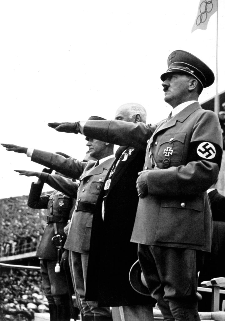 1936年のベルリンオリンピックの開会式に出席したヒトラー