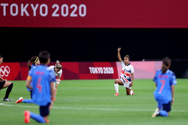 東京オリンピック・女子サッカーの試合前に、片膝をついて人種差別への抗議を示した日本とイギリスの選手たち（2021年7月24日）