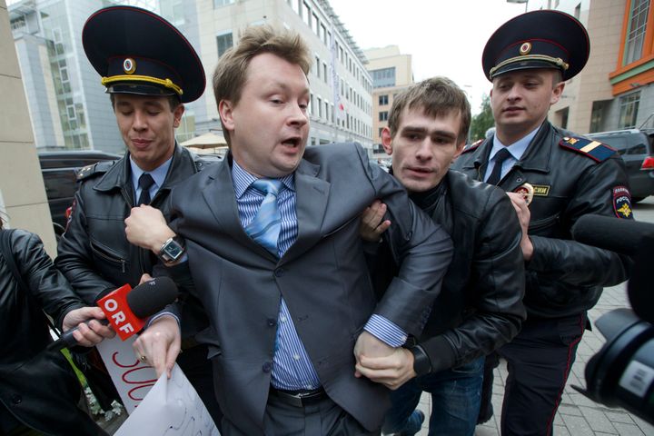 ソチオリンピック組織委員会オフィスの外で抗議活動をして警察に拘束される、ロシアのLGBTQ活動家ニコライ・アレクセイエフ氏（2013年9月25日）