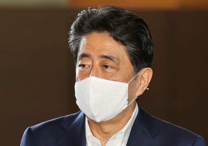 アベノマスクを着用する安倍晋三元首相（2020年撮影）