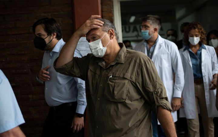Ο επαρχιακός υπουργός Ασφάλειας Σέρχιο Μπέρνι προσέρχεται στο νοσοκομείο όπου νοσηλεύονται 84 άνθρωποι μετά την χρήση νοθευμένης κοκαΐνης για να παραθέσει συνέντευξη τύπου.