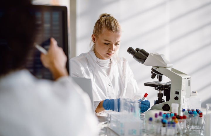 Una científica trabajando en un laboratorio.