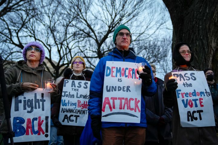 Activistas del colectivo "Defiende la democracia" celebran una vigilia alrededor del Capitolio un año después del asalto de los radicales 'trumpistas'