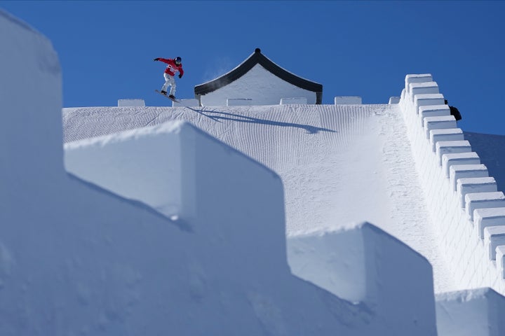 2022年冬季五輪の女子スロープスタイル予選で競う鬼塚雅選手（2022年2月5日撮影）