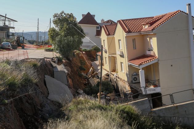 Νέος Βουτζάς: Το έδαφος υποχωρεί και «καταπίνει»