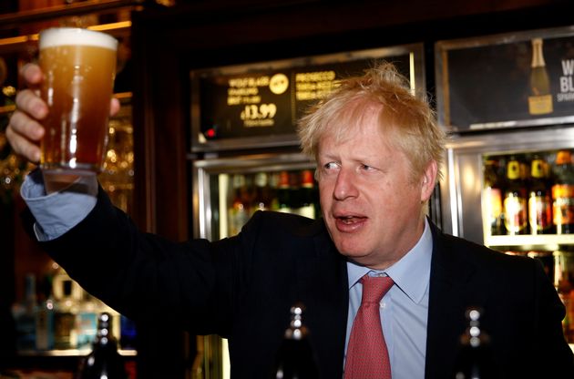 Un fotógrafo montrant Boris Johnson se une a bière à la main durante una fête organisée en plein confinement...