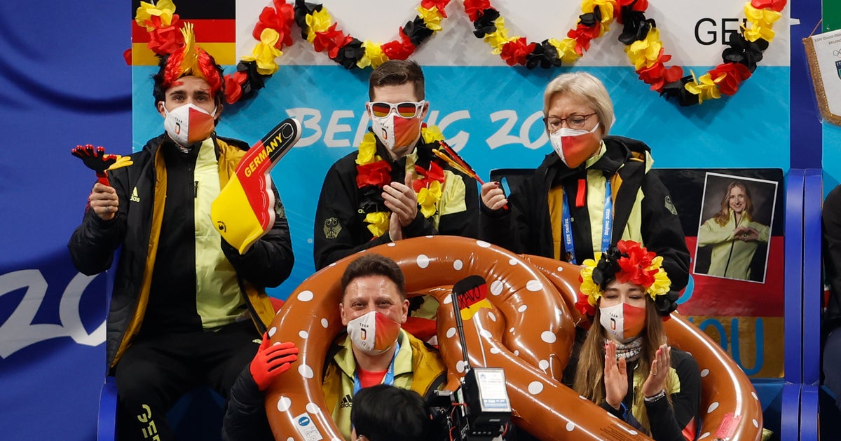 Bei den Olympischen Spielen in Peking fällt Deutschlands riesige Brezel auf Bei den Olympischen Spielen in Peking fällt Deutschlands riesige Brezel auf