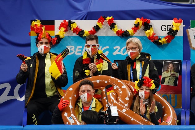 Mit ihren aufblasbaren Riesenbrezeln sorgte die deutsche Eiskunstlaufmannschaft bei Olympia für Furore...