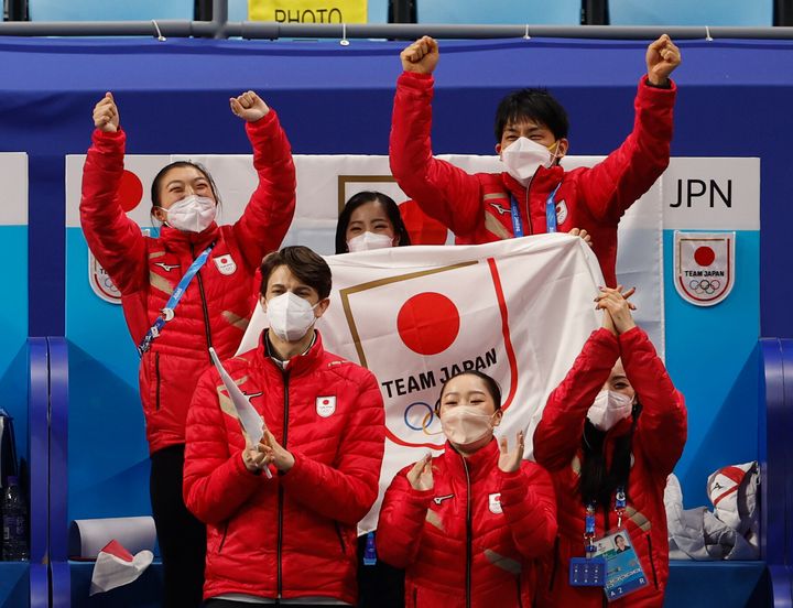 チームメートの鍵山優真選手を応援するフィギュア団体・日本代表のメンバーたち（2022年1月6日）