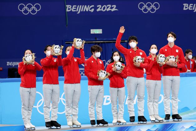 銅メダルを獲得した、フィギュア団体の選手たち（2022年2月7日）