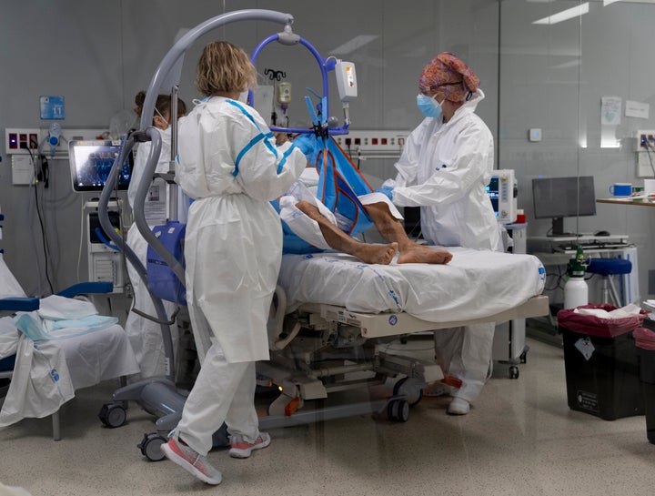 Personal de enfermería trabajando en una UCI.