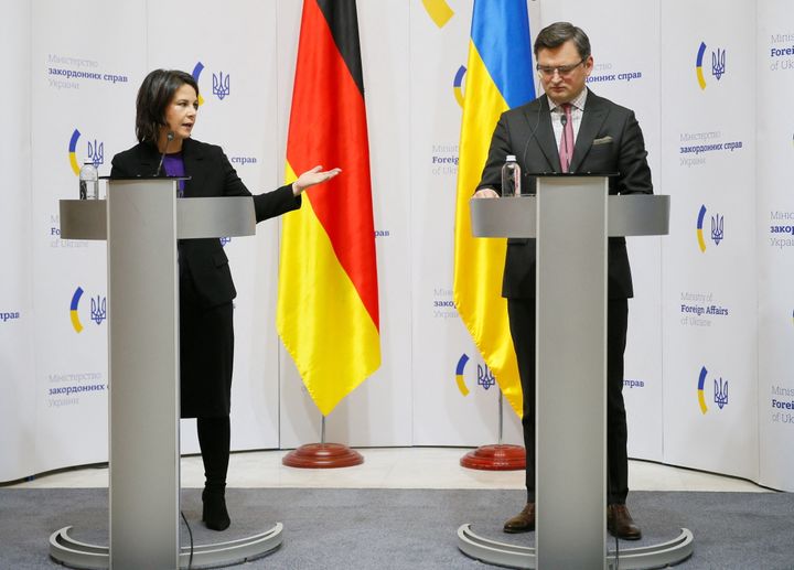 Η Γερμανίδα υπουργός Εξωτερικών Annalena Baerbock και ο Ουκρανός υπουργός Εξωτερικών Dmytro Kuleba παρευρίσκονται σε κοινή συνέντευξη Τύπου στο Κίεβο της Ουκρανίας, 7 Φεβρουαρίου 2022. REUTERS/Gleb Garanich/Pool