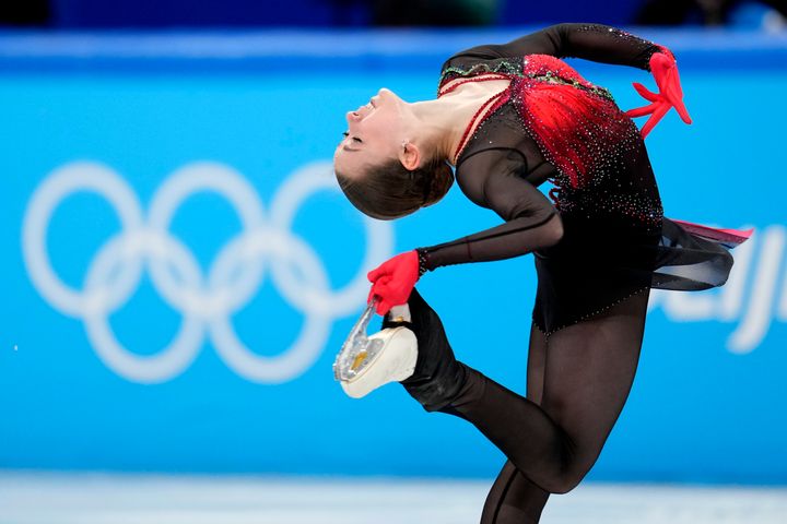 H Kαμίλα Βαλίεβα ίπταται, εκτελώντας το πρόγραμμά της στο ομαδικό γυναικών με την Ρωσική ομάδα , στους Χειμερινούς Ολυμπιακούς Αγώνες του Πεκίνου, στις 7 Φεβρουαρίου 2022. Άξελ ή Λουπ φαίνονται εύκολα όταν εκείνη μαγεύει τους θεατές όμως πρόκειται για ακροβατικές - κυριολεκτικά - ασκήσεις πάνω στον πάγο. (AP Photo/Natacha Pisarenko)