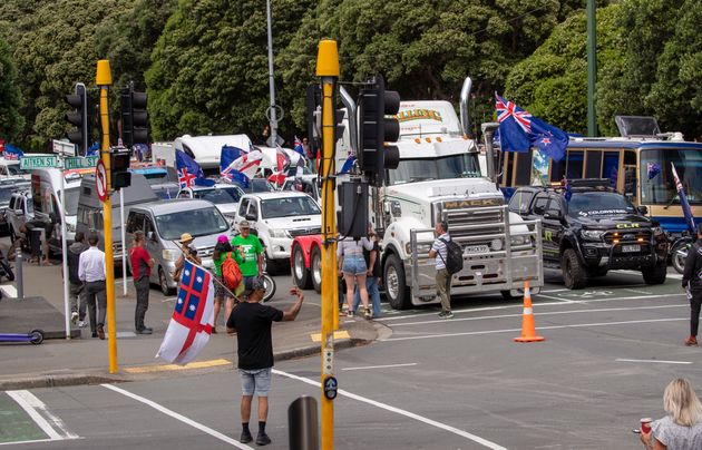Des manifestants ont bloqué les rues autour du Parlement néo-zélandais pour critiquer...