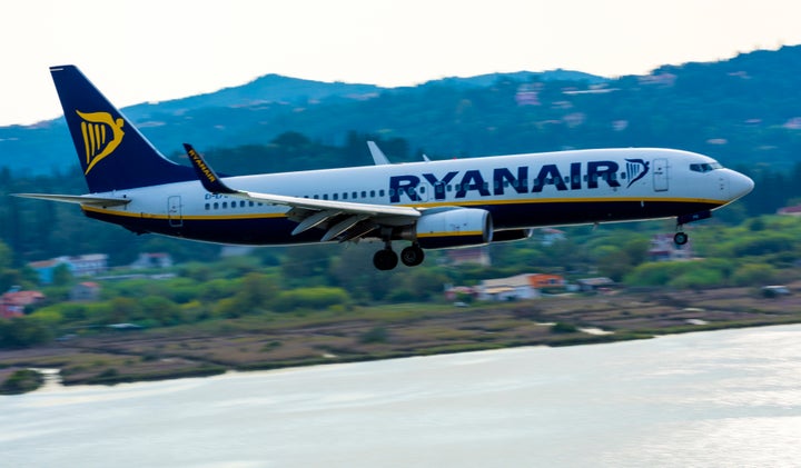 Προσγείωση αεροσκάφους της Ryanair στο αεροδρόμιο «Ιωάννης Καποδίστριας» της Κέρκυρας.