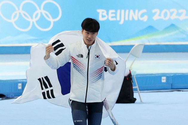 김민석이 8일 오후 중국 베이징 국립 스피드 스케이팅 경기장에서 열린 2022 베이징 동계올림픽 스피드스케이팅 남자 1500m 경기에서 동메달을 차지한 후 태극기를 몸에 두르고