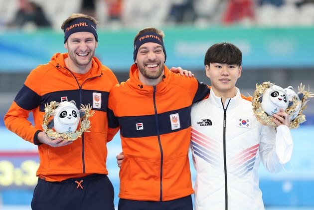 김민석이 8일 오후 중국 베이징 국립 스피드 스케이팅 경기장에서 열린 2022 베이징 동계올림픽 스피드 스케이팅 남자 1500m 경기에서 동메달을 차지한 후 시상대에서 기념촬영을 하고
