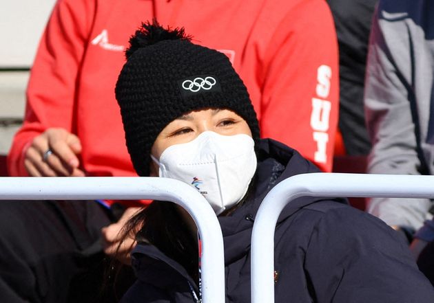 北京オリンピックの競技会場で、マスクを着けて観戦する彭帥さん（2022年2月8日撮影）