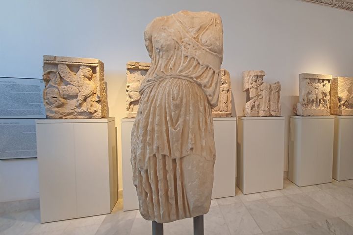 Το άγαλμα της θεάς Αθηνάς τοποθετημένο στη θέση του στο Αρχαιολογικό Μουσείο Antonino Salinas. 