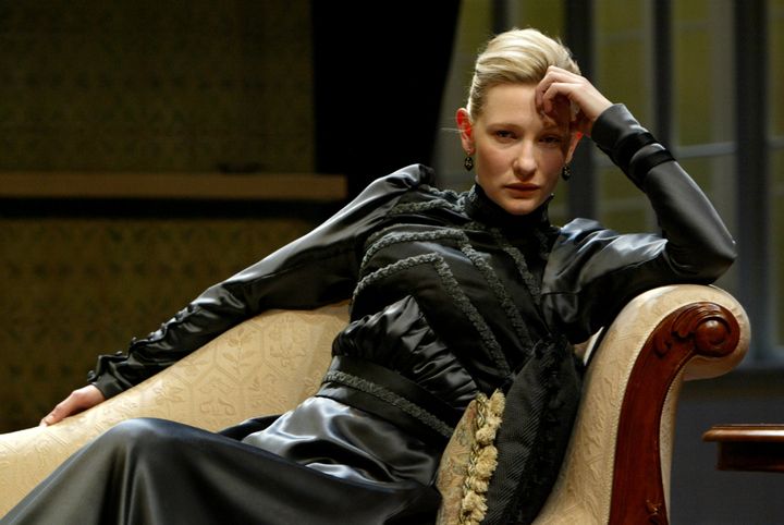 Cate Blanchett, sobre las tablas interpretando el papel de Hedda Gabler en 2004 en Sidney.