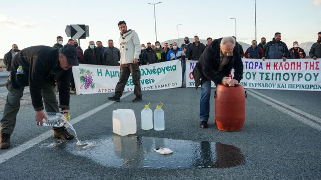 ΔΙΑΜΑΡΤΥΡΙΑ ΑΓΡΟΤΩΝ ΠΑΡΑΓΩΓΩΝ ΤΣΙΠΟΥΡΟΥ ΣΤΟ ΜΠΛΟΚΟ ΤΟΥ