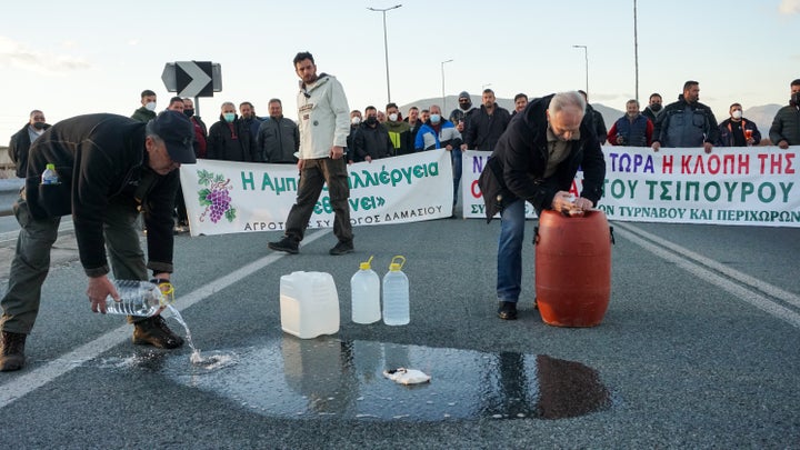 ΔΙΑΜΑΡΤΥΡΙΑ ΑΓΡΟΤΩΝ ΠΑΡΑΓΩΓΩΝ ΤΣΙΠΟΥΡΟΥ ΣΤΟ ΜΠΛΟΚΟ ΤΟΥ ΤΥΡΝΑΒΟΥ