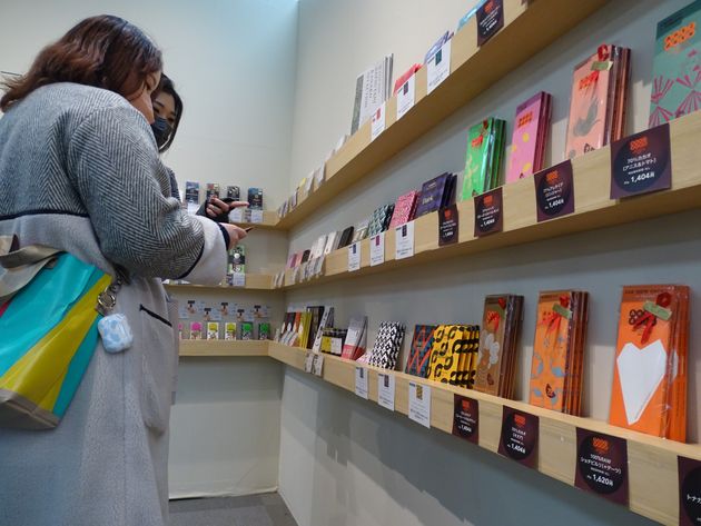 途上国の女性支援活動に売り上げの一部が役立てられるタブレットチョコレートのコーナー。右手前に並ぶ縦長のパッケージが「アンチドート」シリーズだ