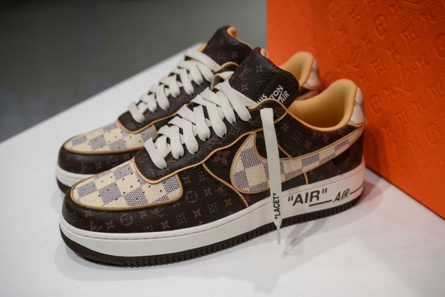 La paire de baskets Louis Vuitton-Nike exposée chez Sotheby's, à New York, en janvier