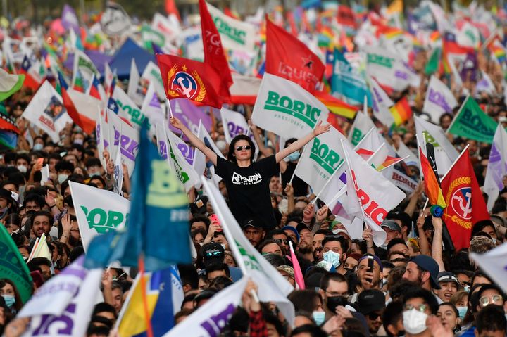 Un grupo de partidarios de Gabriel Boric celebra su victoria en las calles de Santiago, el pasado 19 de diciembre.
