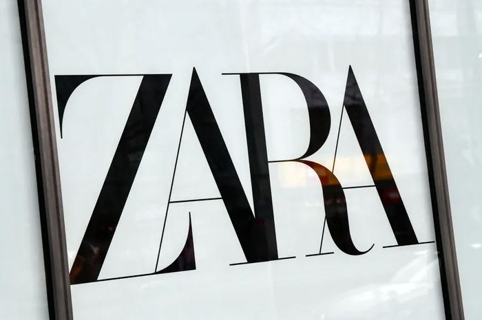 Logo de Zara en una tienda.
