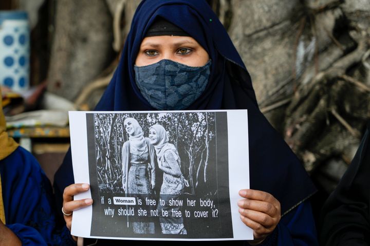 Μια Ινδή μουσουλμάνα κρατά ένα πλακάτ κατά τη διάρκεια διαμαρτυρίας κατά της απαγόρευσης στις μουσουλμάνες να φορούν χιτζάμπ σε ορισμένα σχολεία στη νότια ινδική πολιτεία Καρνατάκα, στην Καλκούτα της Ινδίας, Πέμπτη, 10 Φεβρουαρίου 2022. (AP Photo/Bikas Das)