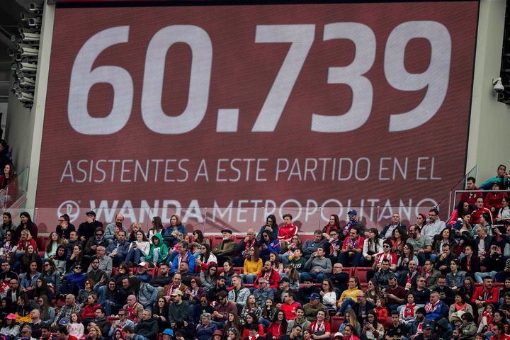 Ambientazo en el Wanda Metropolitano en 2019 por un Atlético-Barça femenino