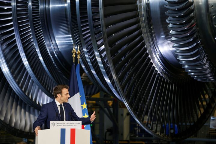 Ο Γάλλος Πρόεδρος Eμανουέλ Mακρόν εκφωνεί ομιλία στην κύρια μονάδα παραγωγής της GE Steam Power System, όπου αποκάλυψε τα σχέδια για την κατασκευή νέων πυρηνικών αντιδραστήρων στη χώρα ως μέρος της ενεργειακής στρατηγικής του για τη μείωση των εκπομπών της υπερθέρμανσης του πλανήτη, στο Μπελφόρ της Γαλλίας, 10 Φεβρουαρίου , 2022. Jean-Francois Badias/Pool via REUTERS