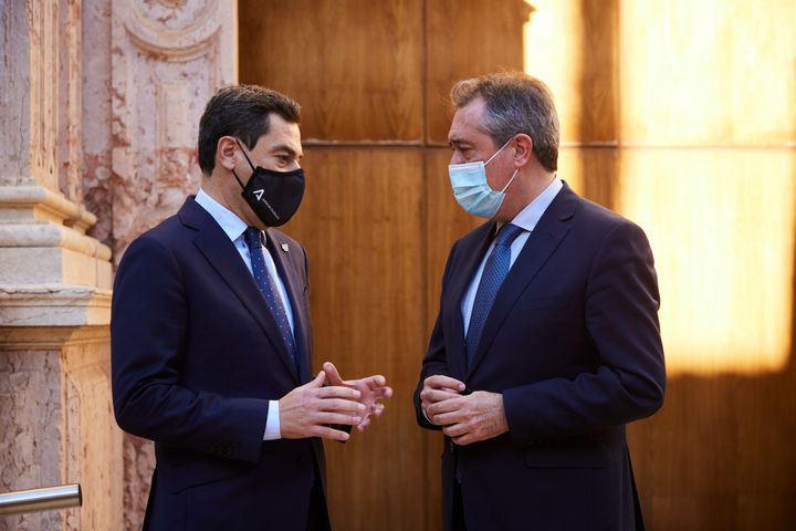 Juanma Moreno y Juan Espadas, el pasado diciembre, en la designación del socialista como senador autonómico, en el Parlamento andaluz. 