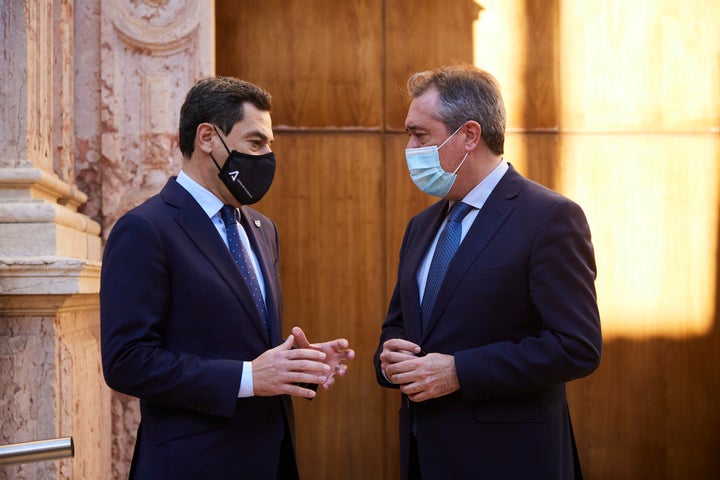 Juanma Moreno y Juan Espadas, el pasado diciembre, en la designación del socialista como senador autonómico, en el Parlamento andaluz.