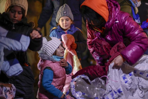 Reparto de ayuda a migrantes en Grodno,