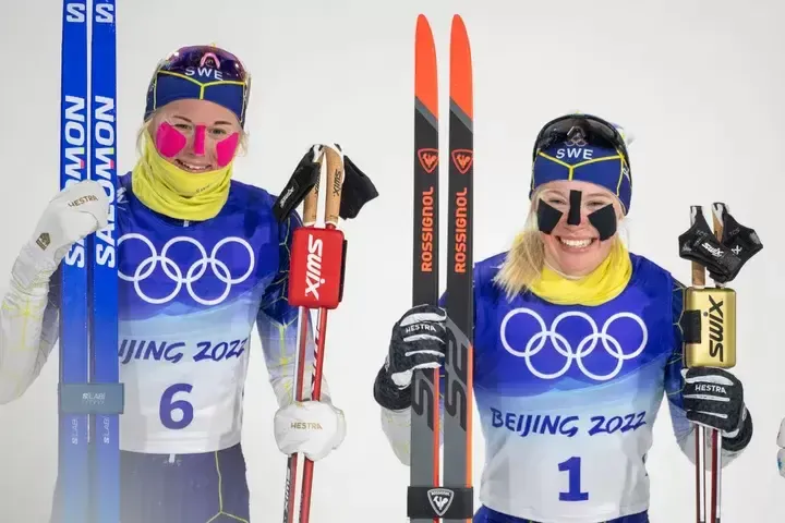クロスカントリースキー女子スプリントで金メダルに輝いたスウェーデンのジョナ・スンドリング選手（右）と銀メダルのマヤ・ダールクビスト選手
