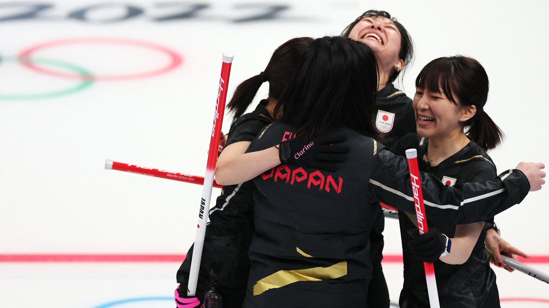 最後の一投は 日本カーリング史に残るようなナイスショット これが大逆転勝利の瞬間だ 動画 ハフポスト World