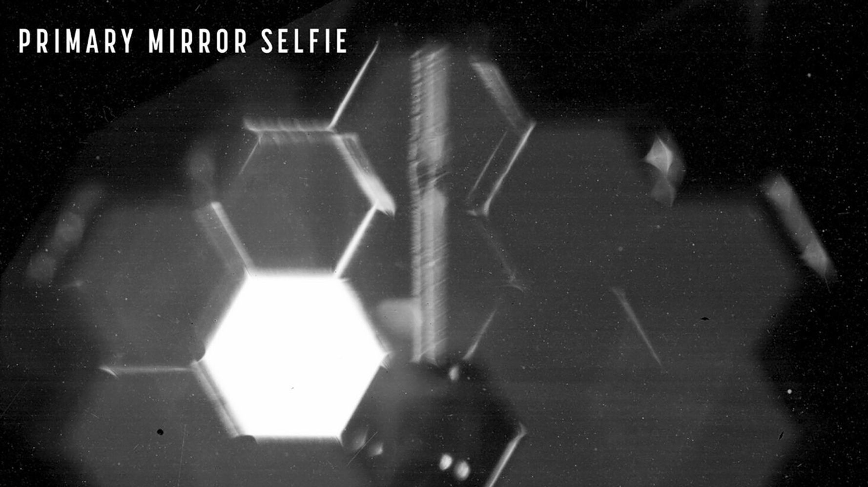 Một ‘khoảnh khắc thực sự tuyệt vời’ khi kính viễn vọng không gian mới của NASA chụp được ánh sáng ngôi sao đầu tiên và chụp ảnh tự sướng
