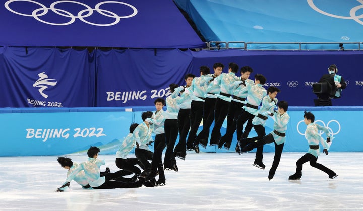 フィギュアスケート男子フリーで4回転半ジャンプに挑んだ羽生結弦選手＝2022年2月10日、中国・北京（15枚の写真を合成）