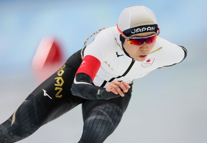 スピードスケート女子1500メートルで滑走する高木美帆選手＝2022年2月7日、中国・北京