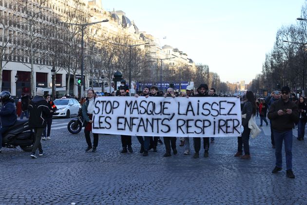 Des manifestants et des gilets jaunes sur les Champs-Élysées, à Paris, le 12 février 2022.