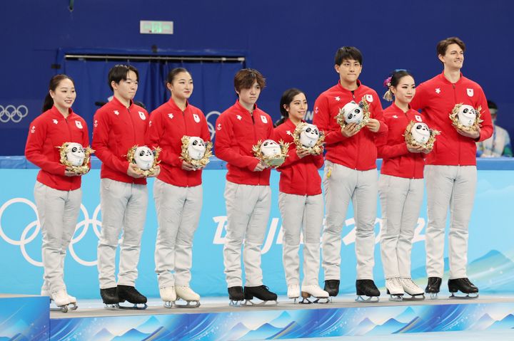 フィギュアスケート団体で銅メダルを獲得した日本チーム＝2022年2月7日、中国・北京