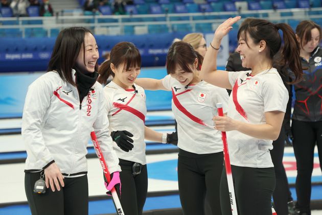 カーリング女子1次リーグ・日本－ロシア・オリンピック委員会（ROC）。勝利し、喜ぶ藤澤五月選手（左）ら＝2022年2月12日、中国・北京