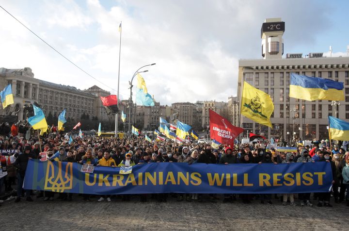 Διαδήλωση στο Κίεβο από Ουκρανούς που υπόσχονται να υπερασπιστούν τη χώρα τους (12/2/2022)