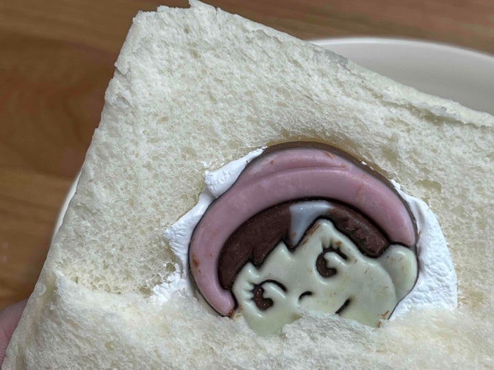 パンからひょこっと顔を出すポコちゃん