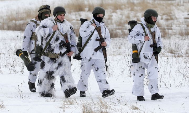 Ουκρανοί στρατιώτες περπατούν με όπλα M141 από τις Ηνωμένες Πολιτείες κατά τη διάρκεια ασκήσεων στο Διεθνές Κέντρο Ειρηνευτικής Ασφάλειας